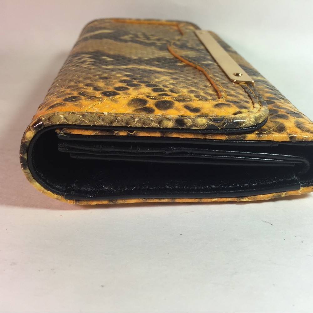Elegant Snake Print Clutch - Picture 4 of 7